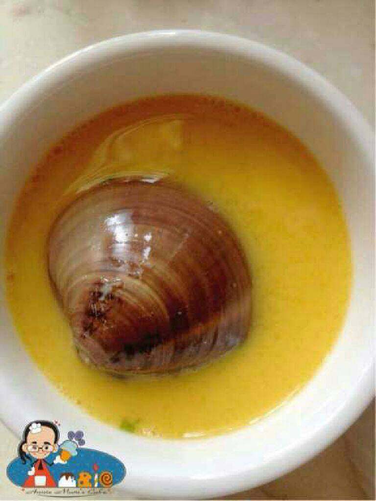 海蚌蒸蛋,把蛋液加进去,盖上保鲜膜