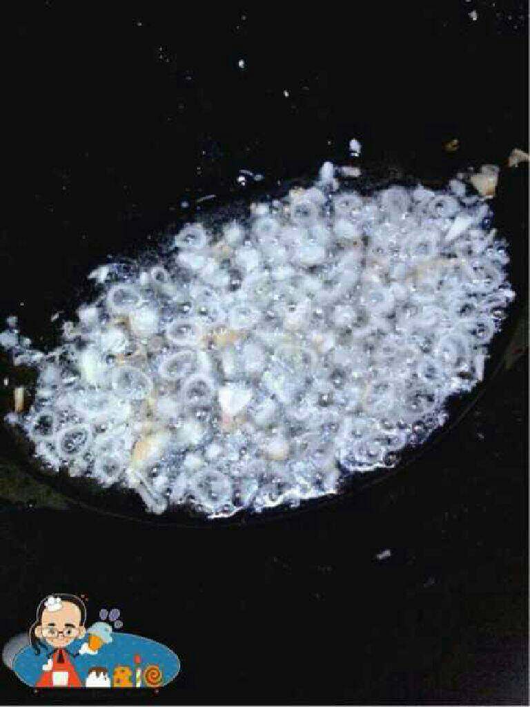 海蚌蒸蛋,另起锅,用红葱头炸点葱头油淋。