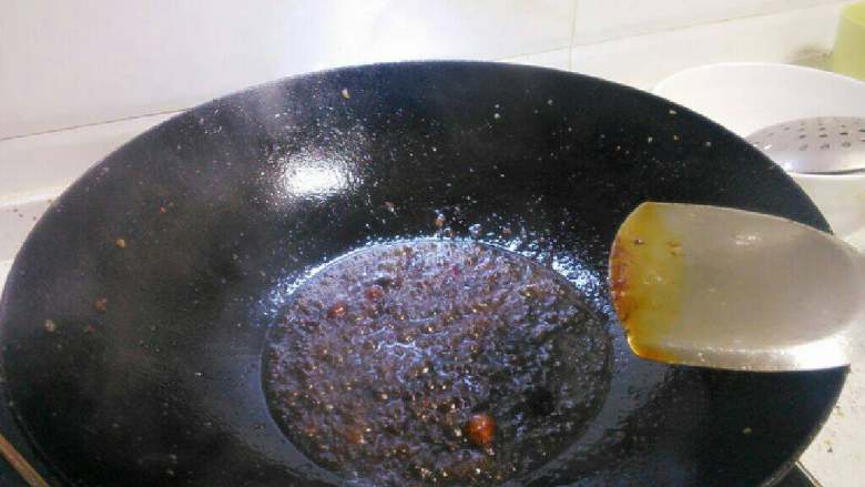 炸酱面,锅里少许油，中小火倒入葱姜蒜末和酱料汁翻炒，炒香后倒入炒好的肉末翻炒后加入半碗水煮，期间保持翻炒以免生锅，加入适量酱油。