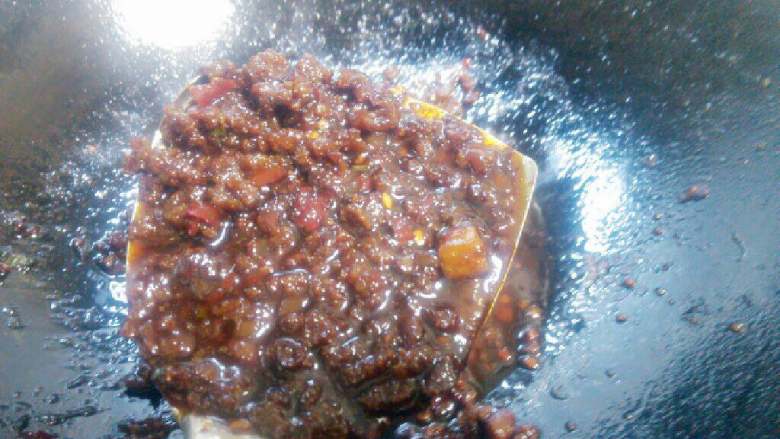 炸酱面,直至肉末酱料收汁变浓关火。
