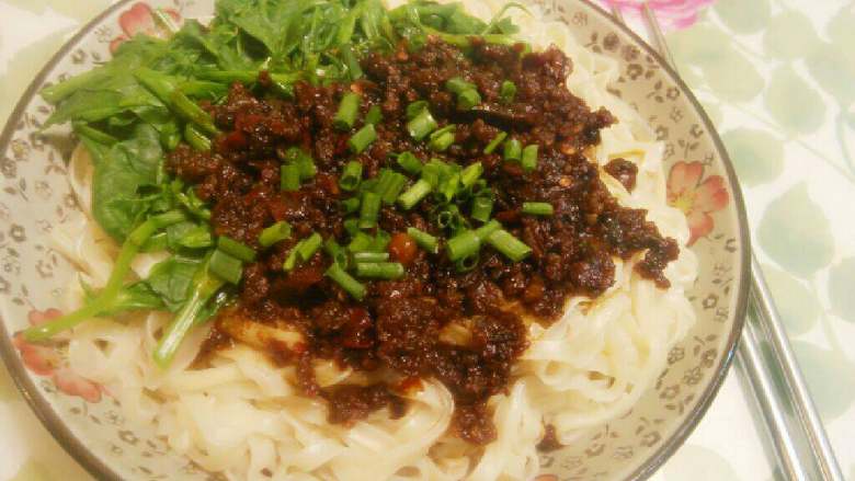 炸酱面,将炒好的肉末酱料浇在蔬菜面条表面，再撒些葱花即可。