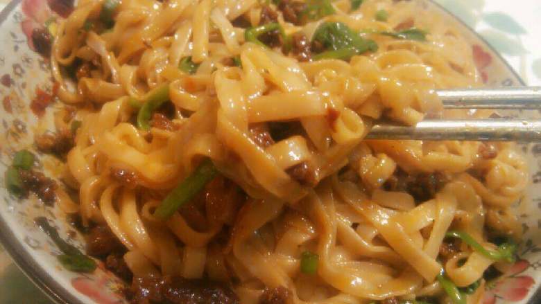 炸酱面,迅速拌匀，来吃，yummy^_^