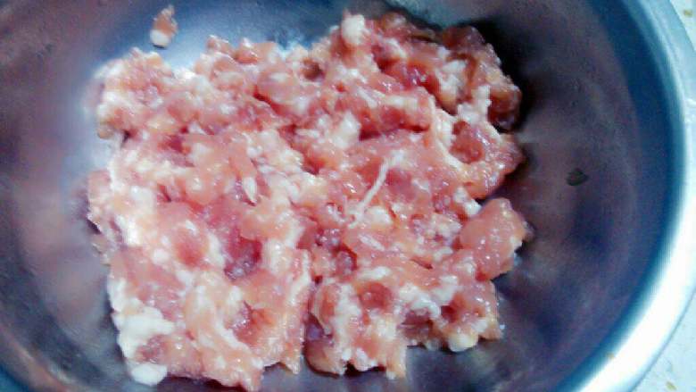 炸酱面,瘦肉剁成肉末（加点肥肉一起剁）备用，用不完可以留着做丸子。
肉末加入适量盐料酒和少许淀粉码味十分钟左右。
葱姜蒜切末备用。
胡萝卜黄瓜切丝，青叶菜洗净。