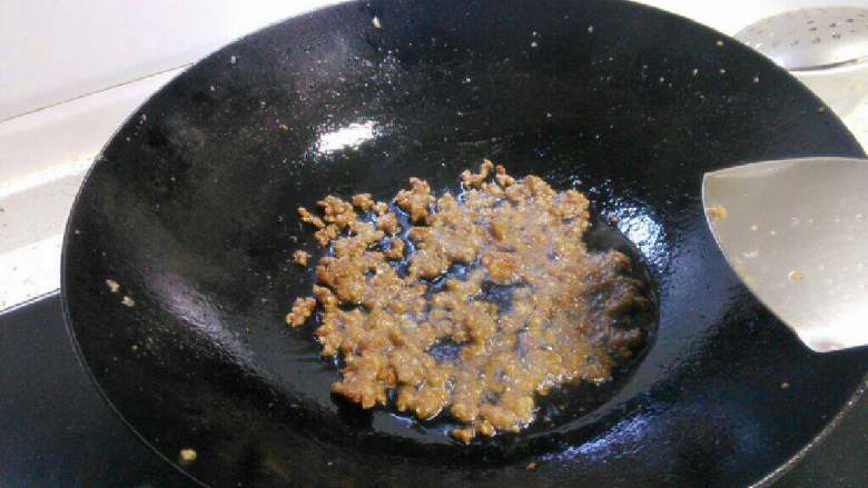 炸酱面,锅里烧热后放油，倒入适量肉末翻炒爆香。