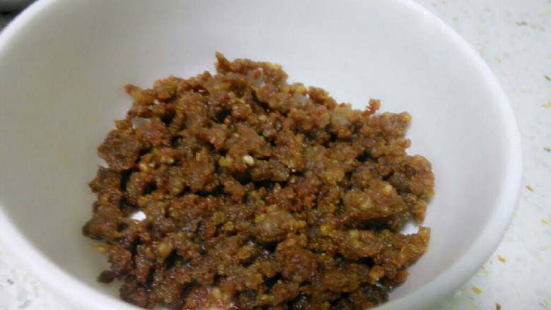 炸酱面,中小火翻炒直至肉馅变色成颗粒状。