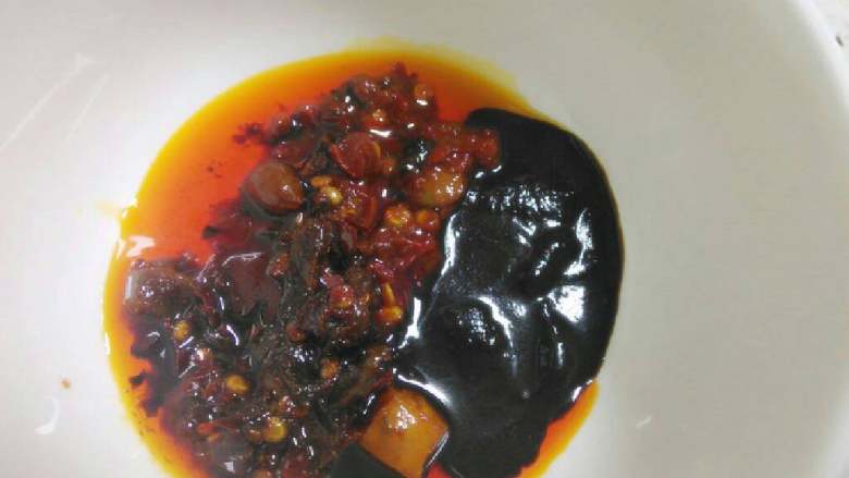 炸酱面,调制酱料，<a style='color:red;display:inline-block;' href='/shicai/ 712'>甜面酱</a>和<a style='color:red;display:inline-block;' href='/shicai/ 4510'>黄豆酱</a>和豆瓣酱以1:1:1的比例调量，喜欢辣的可以把豆瓣酱换成<a style='color:red;display:inline-block;' href='/shicai/ 691'>辣椒酱</a>或老干妈^_^
搅拌均匀后加入一点水拌匀（以免待会锅里煎时容易炒干炒糊）。