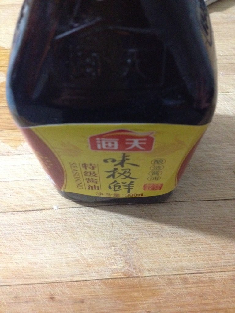 疙瘩汤,如图倒些<a style='color:red;display:inline-block;' href='/shicai/ 788'>生抽</a>