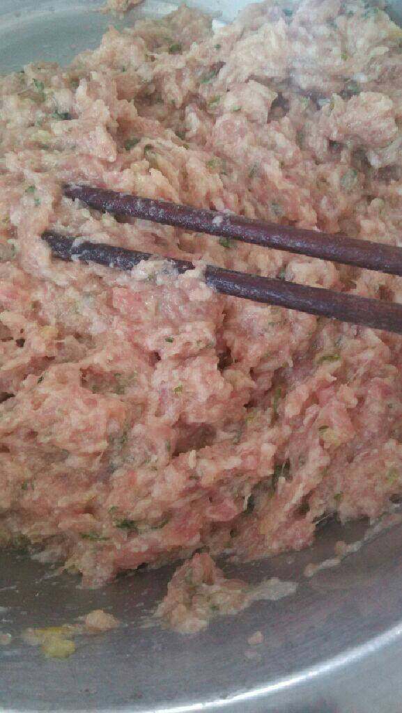 鲜肉馄饨,猪肉剁成泥，里面加葱姜末，鸡蛋和少许淀粉，盐和<a style='color:red;display:inline-block;' href='/shicai/ 756'>鸡精</a>拌匀待用