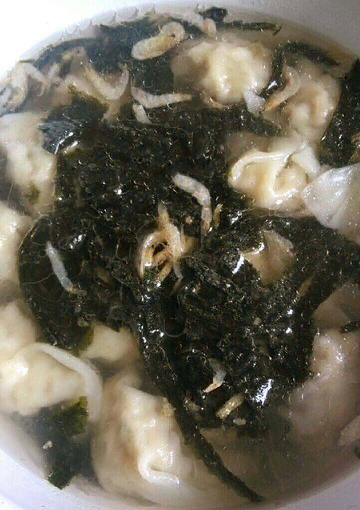 鲜肉馄饨,空碗里加<a style='color:red;display:inline-block;' href='/shicai/ 273'>紫菜</a>，<a style='color:red;display:inline-block;' href='/shicai/ 288'>虾皮</a>，盐和鸡精，倒少许<a style='color:red;display:inline-block;' href='/shicai/ 5506'>麻油</a>，加开水拌匀，把下锅煮好的馄饨倒进去就可以了