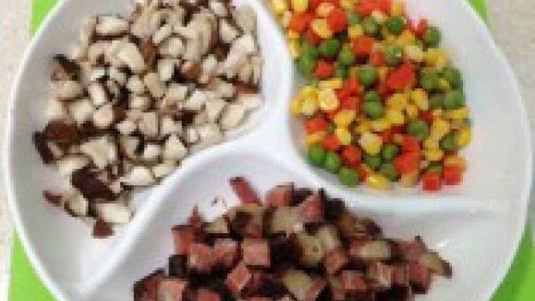 电饭锅煲仔饭,准备好的材料都切成丁备用。