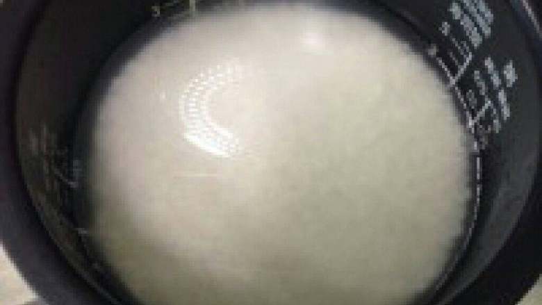 电饭锅煲仔饭,把米洗干净放进锅里，放适量水先煲一下。