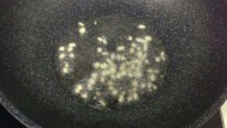 电饭锅煲仔饭,锅里放油放<a style='color:red;display:inline-block;' href='/shicai/ 37'>姜</a>爆香。