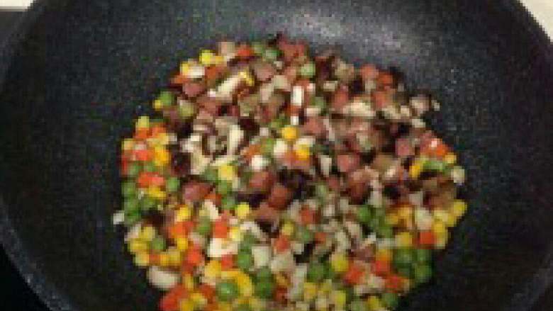 电饭锅煲仔饭,在放入准备好的材料一起炒放适量盐调味。