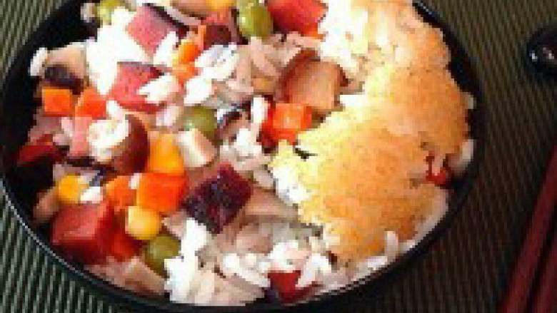 电饭锅煲仔饭,香喷喷的米饭就可以吃了。