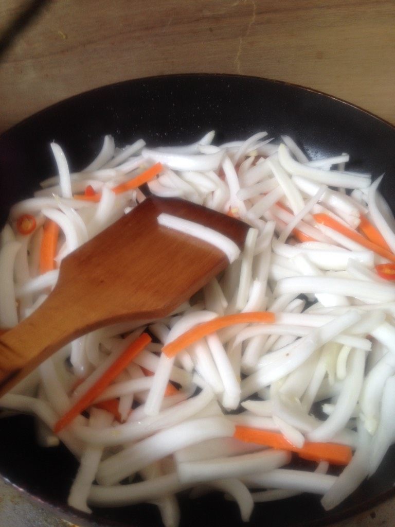 糖醋菜白,炒锅烧热油、下入尖椒爆香。倒入菜白翻炒稍见变软倒入白醋翻拌均匀调入糖、盐、鸡精再次翻炒出锅即可！