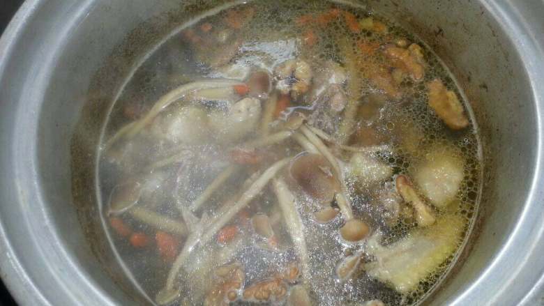 核桃茶树菇鸡汤,(把以上所有材料洗干净后、全倒在煲里、)除了土鸡。再加适量清水然后加盖大火煮开、煮开后打开盖加入土鸡块煮开后转中火煲至1个钟左右即可。1个钟后打开盖放些盐搅拌即可食用。