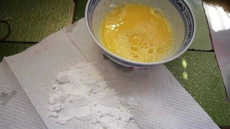 鸡柳方便面,这时候准备生粉少许和一个蛋打散备用。