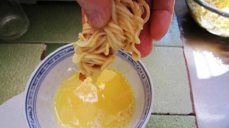 鸡柳方便面,先把扎好滴方便面鸡柳放到全蛋液中洗个小澡哈。
