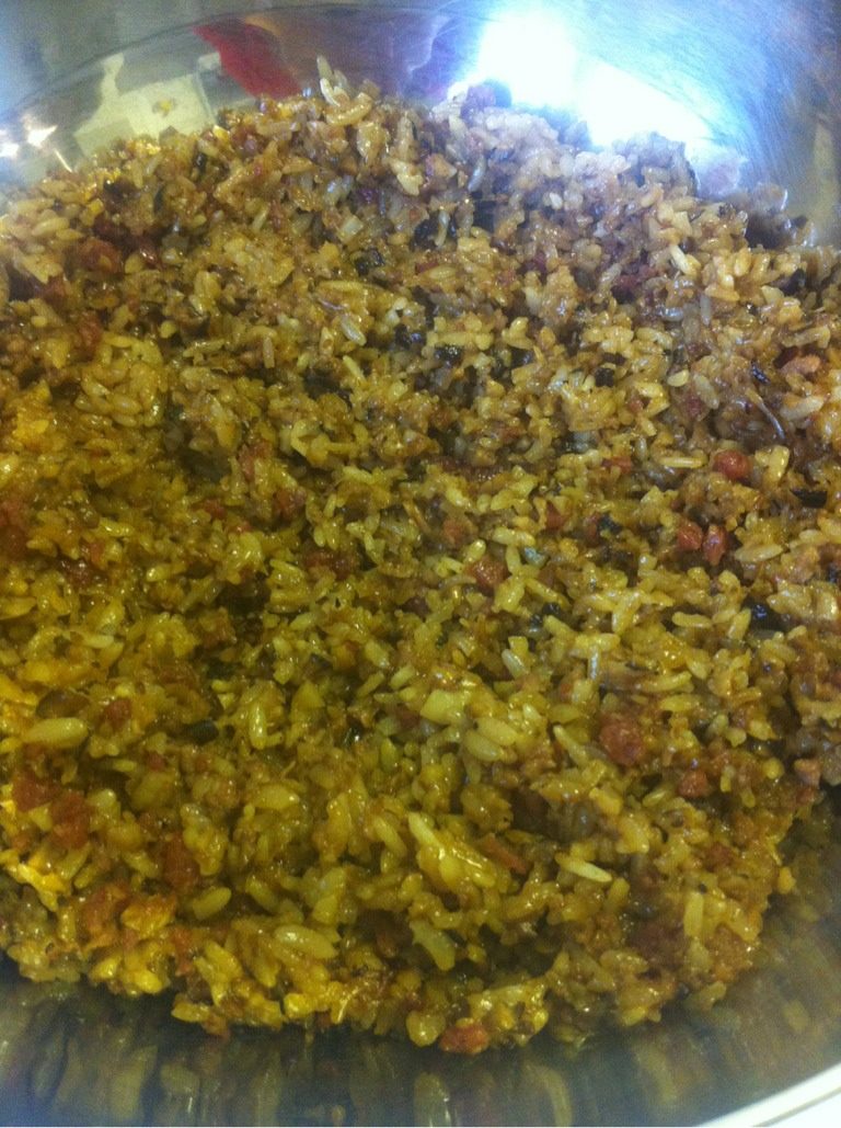 上海烧卖,炒锅里加油,把煮好的饭和上步备好的配料一起翻炒。饭、配料一点一点下,炒匀了再下一点,这样利于饭和配料混合得均匀。途中加入生抽调味,注意用了生抽就不必加盐了。再加一点点<a style='color:red;display:inline-block;' href='/shicai/ 762'>老抽</a>调色,注意<a style='color:red;display:inline-block;' href='/shicai/ 762'>老抽</a>用量很少,加多了饭色太深卖相就不好了。一起炒熟后加一点<a style='color:red;display:inline-block;' href='/shicai/ 10588'>糖</a>提鲜味。