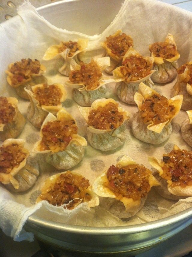 上海烧卖,包好后上锅蒸。因为馅料已经是熟的了,只要把皮蒸熟就行,所以蒸的时间不用太长。也可以包好后就直接入冰箱速冻,要吃的时候再拿出来蒸。