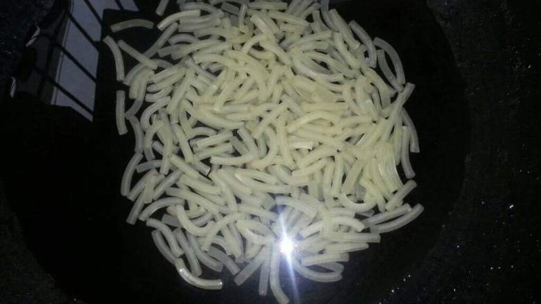 砂锅空心粉,空心粉提前浸1个钟、泡软、备用。以上材料我全部洗干净备用