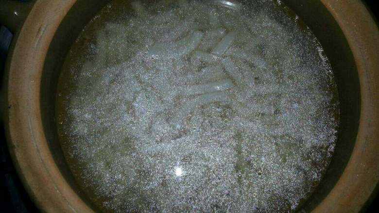 砂锅空心粉,倒1碗清汤或高汤在砂锅里煮开、煮开后倒下空心粉