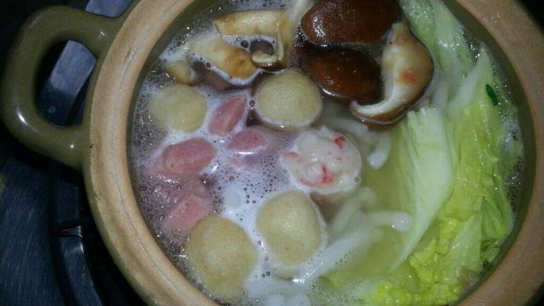 砂锅空心粉,再倒下以上所有材料全放进砂锅里煮、煮到鱼丸浮上就可以了。试下味道，淡味就放些盐或胡椒粉搅拌即可食用。