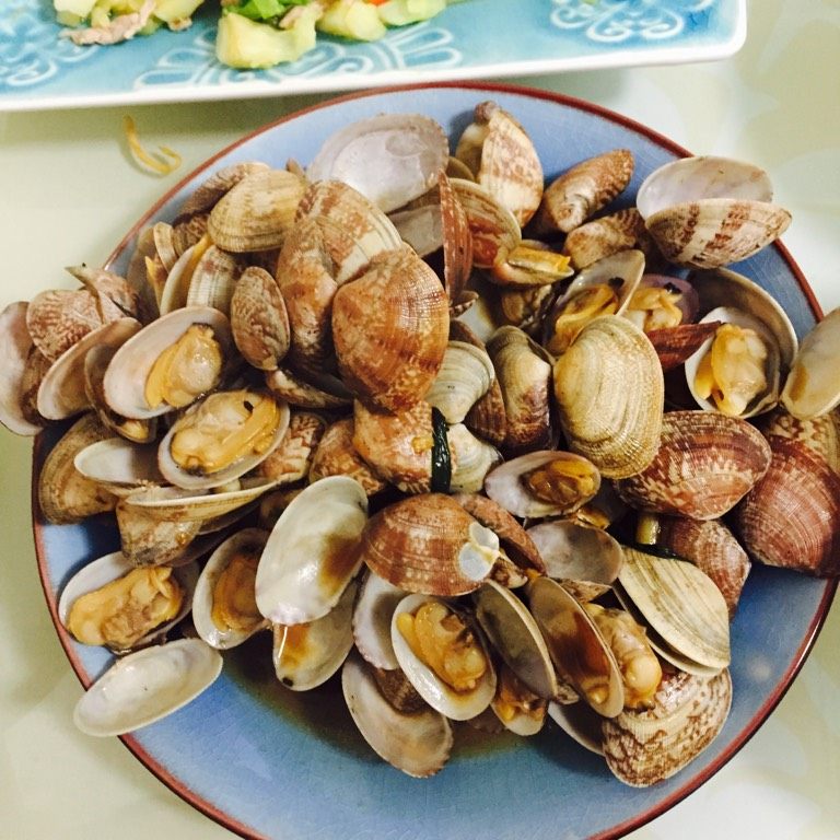 懒人炒花蛤,待花蛤张开嘴后便可盛盘