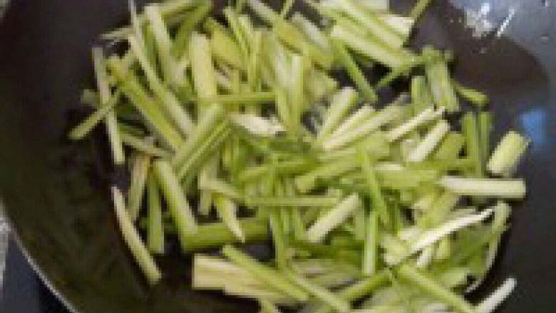 西芹炒米粉,锅里放适量油放入西芹。