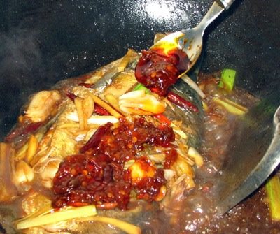 红烧鳊鱼,加入一大勺<a style='color:red;display:inline-block;' href='/shicai/ 705'>豆瓣酱</a>,这个是我很喜欢的东西~~家乡基本是用自制的红辣椒糊!