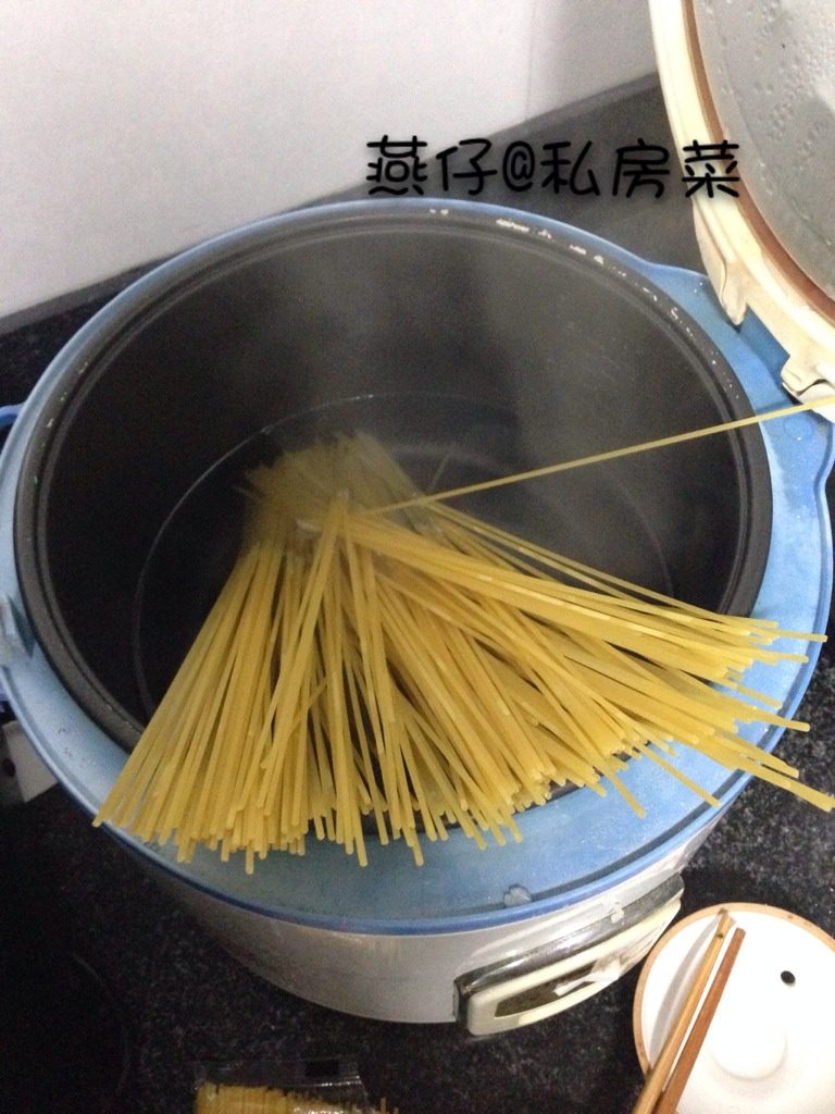 培根奶油意面,如图<a style='color:red;display:inline-block;' href='/shicai/ 5030'>意面</a>里加入适量盐，煮15分钟左右，捞起备用。