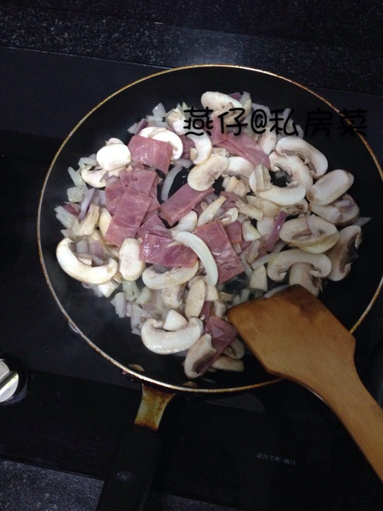 培根奶油意面,如图平底锅里放入一块<a style='color:red;display:inline-block;' href='/shicai/ 887'>黄油</a>融化，放入<a style='color:red;display:inline-block;' href='/shicai/ 29'>洋葱</a>炒香，再放入<a style='color:red;display:inline-block;' href='/shicai/ 235'>口蘑</a><a style='color:red;display:inline-block;' href='/shicai/ 443'>培根</a>，翻炒一下。