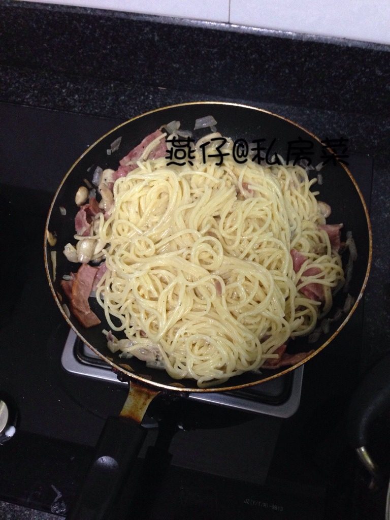 培根奶油意面,如图最后加入意面，<a style='color:red;display:inline-block;' href='/shicai/ 8197'>淡奶油</a>，翻炒均匀，再加入适量盐，<a style='color:red;display:inline-block;' href='/shicai/ 134333'>黑胡椒</a>，翻炒出锅。