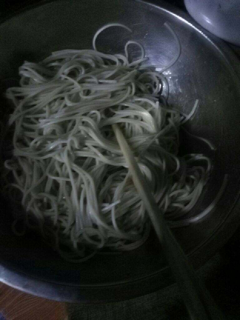 洋葱炒面,首先把<a style='color:red;display:inline-block;' href='/shicai/ 29'>洋葱</a>辣椒洗净切丝，再把面条在锅里少煮片刻捞起用凉水冰一下 预防粘锅