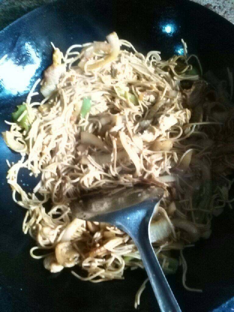 洋葱炒面,再把洋葱<a style='color:red;display:inline-block;' href='/shicai/ 61'>青椒</a>放锅里炒放点调料盐之后煸炒一会，在放入面条一起翻炒一会