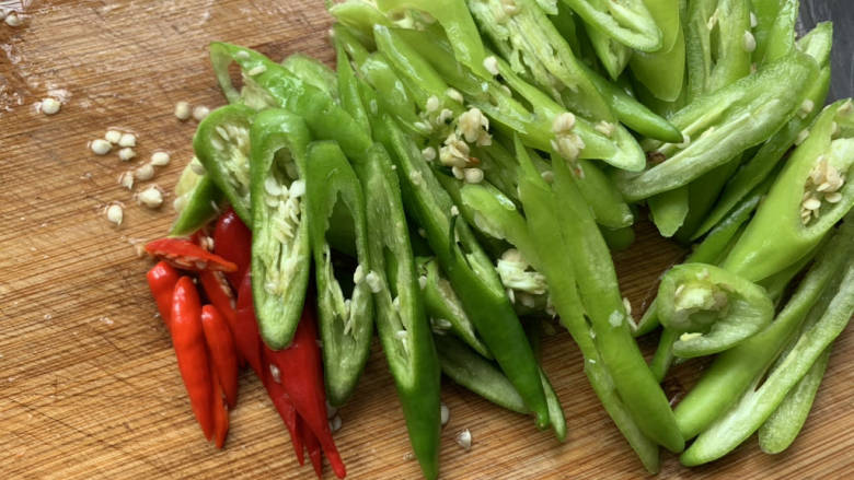 黄瓜炒土豆丝,切丝