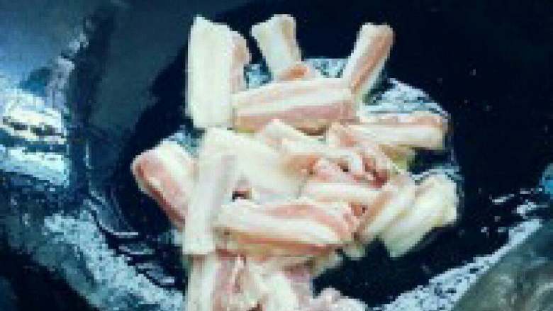 青椒豆芽五花肉炒米粉,锅里放一点点油把肉放进去,不想肉太肥就多炒一下出油来。