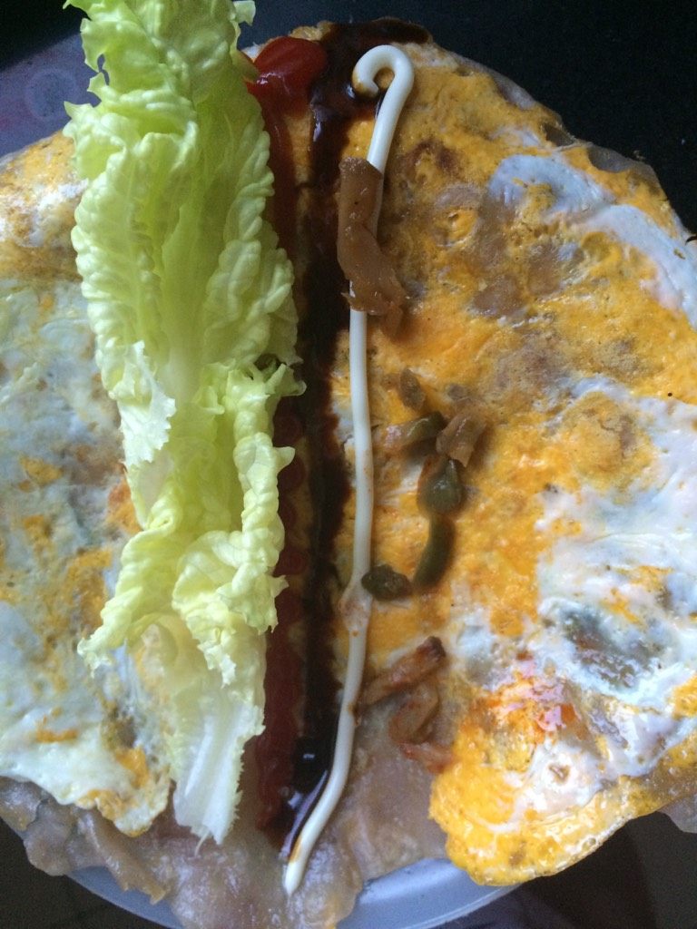 鸡蛋卷饼,如图加入少量<a style='color:red;display:inline-block;' href='/shicai/ 121'>生菜</a>，<a style='color:red;display:inline-block;' href='/shicai/ 722'>榨菜</a>丝