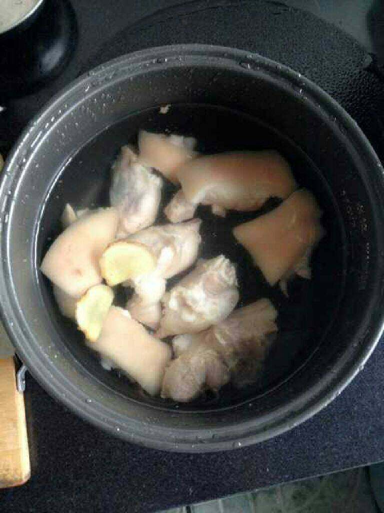 萝卜猪蹄汤（下奶的）,再放入电饭煲中，放入生姜，盖上盖子焖煮半个小时，