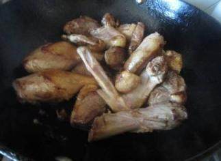 紫苏烧鸭,糖烧到稍稍有点冒泡，下鸭肉块儿翻炒上糖色