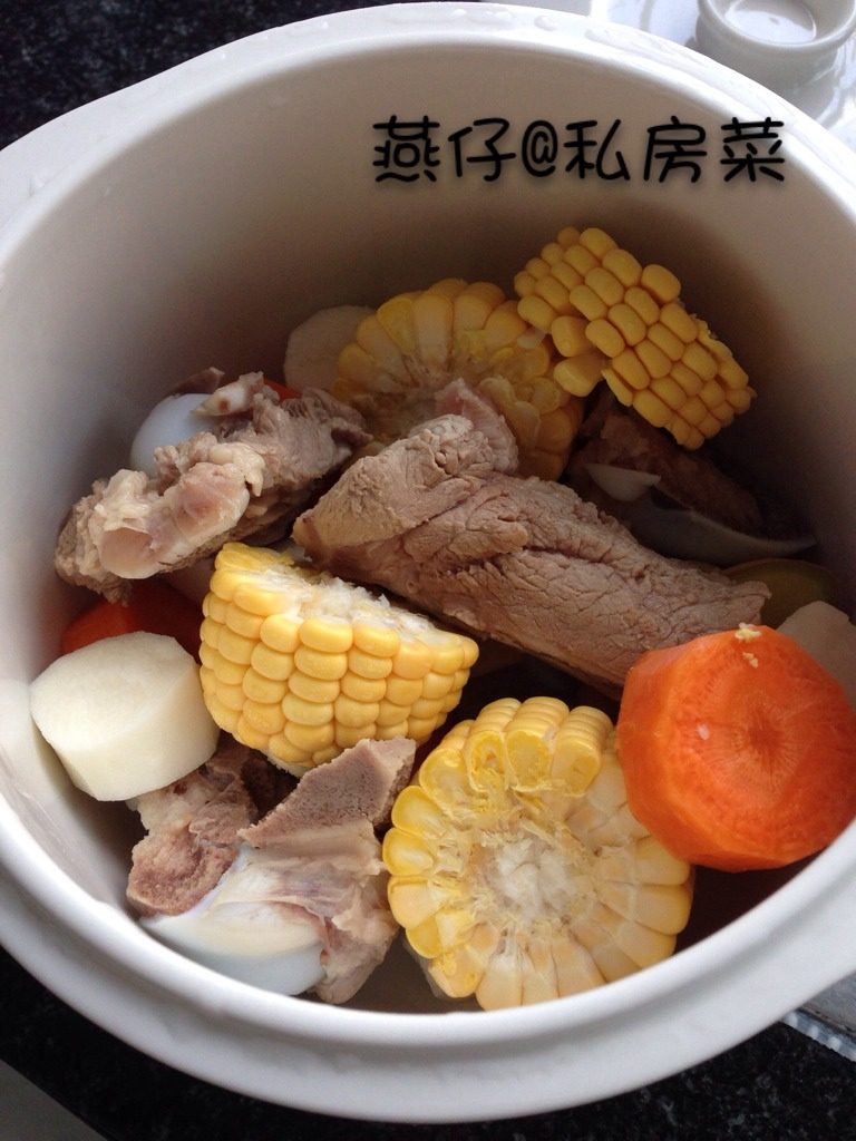 胡萝卜玉米山药猪骨汤,如图将所有食材洗净,切块,<a style='color:red;display:inline-block;' href='/shicai/ 947'>猪骨</a>下锅焯水,去掉血水,把所有食材放陶瓷锅里,加入开水,煲三个小时。