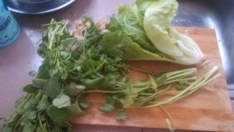 自制火锅,生菜,西洋菜,香菜都洗净备用。