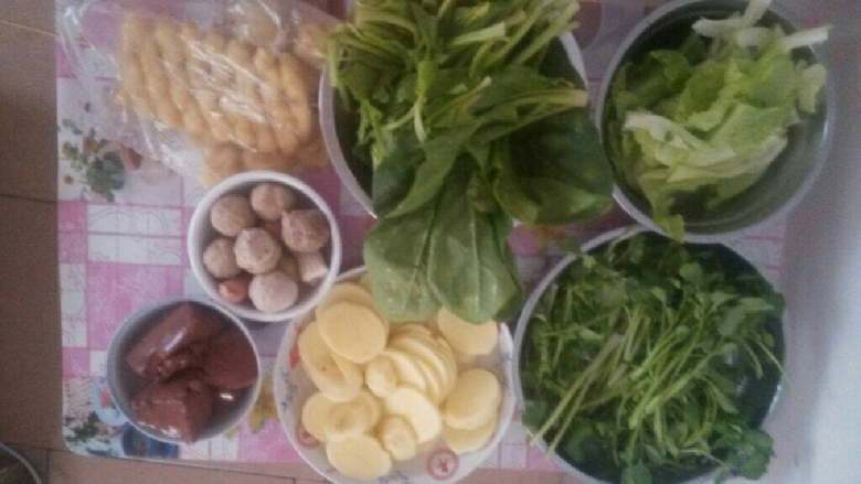 自制火锅,这是我准备的火锅蔬菜。。(各位喜欢什么放什么)
