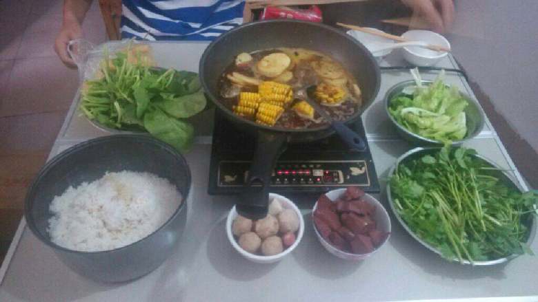自制火锅,然后吃什么菜放什么菜煮,边吃边煮