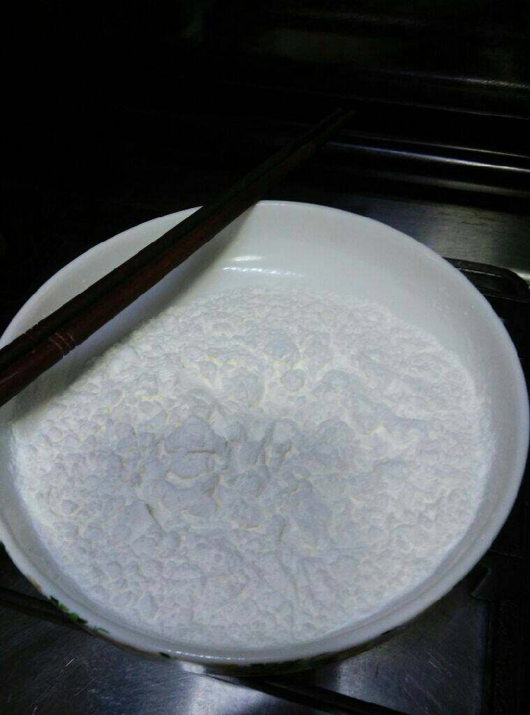 香煎多春鱼,用一个碟子准备干的玉米淀粉,不要加水,否则外皮会太厚太吸油倒反影响口感