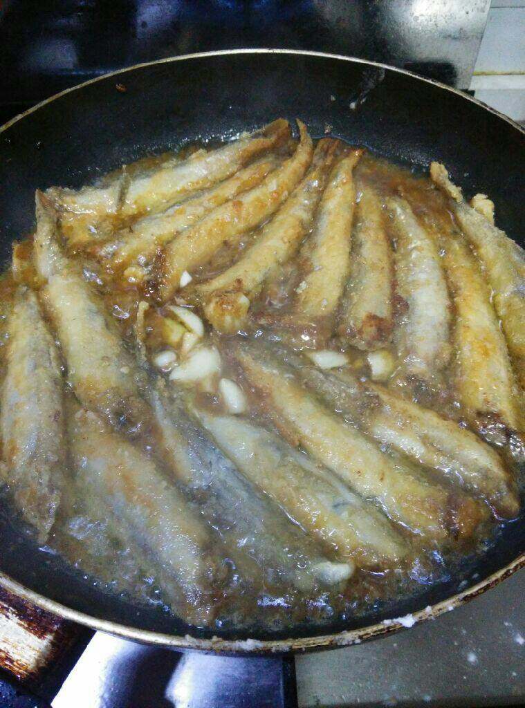 香煎多春鱼,大火转中火,中途鱼翻下身,煎至两面金黄