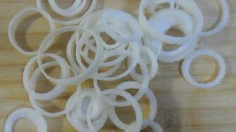 洋葱圈,<a style='color:red;display:inline-block;' href='/shicai/ 29'>洋葱</a>洗净用清水泡一会切圈，去掉<a style='color:red;display:inline-block;' href='/shicai/ 29'>洋葱</a>圈上的筋膜，少许盐和<a style='color:red;display:inline-block;' href='/shicai/ 724'>胡椒</a>腌制一会