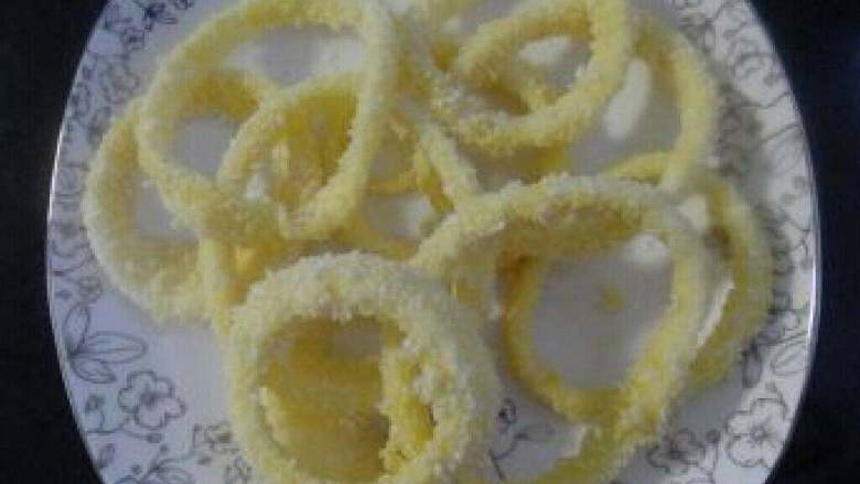 洋葱圈,然后放入<a style='color:red;display:inline-block;' href='/shicai/ 519'>面粉</a>中粘均匀，再粘<a style='color:red;display:inline-block;' href='/shicai/ 9'>鸡蛋</a>液，最后蘸上<a style='color:red;display:inline-block;' href='/shicai/ 588'>面包糠</a>均匀