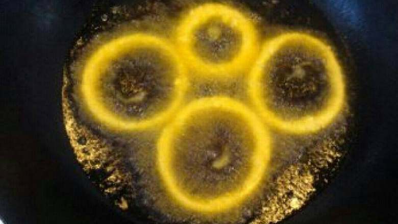 洋葱圈,油锅烧热，下去洋葱圈，小火炸制黄色