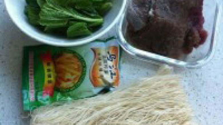 牛肉辣椒汤米粉,准备好的材料。